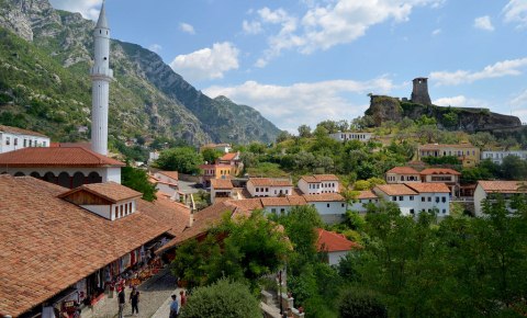 Bashkia e Burrelit hap tenderin: 81.7 mln leke per 1 pallat dhe parkim nentokesor